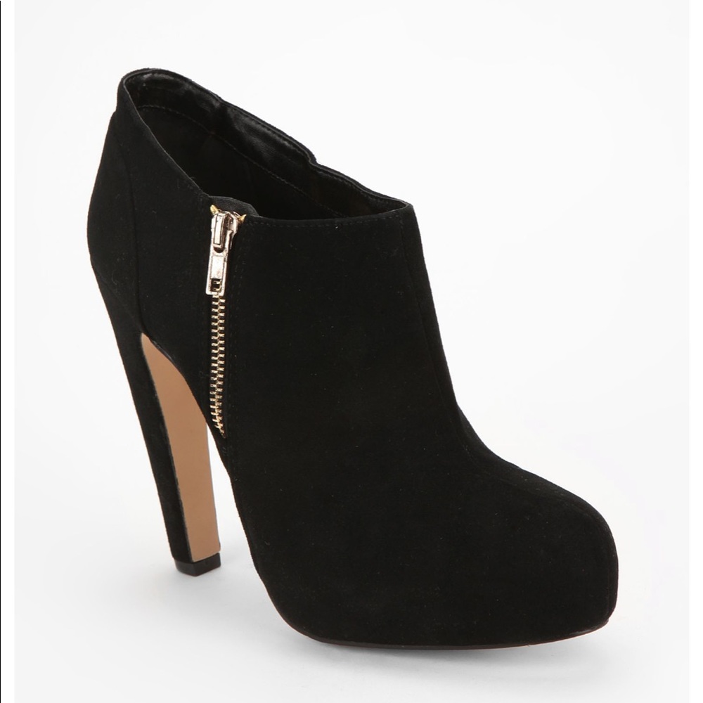 DV by Dolce Vita Dakoda Black Suede 4" bootie 6.